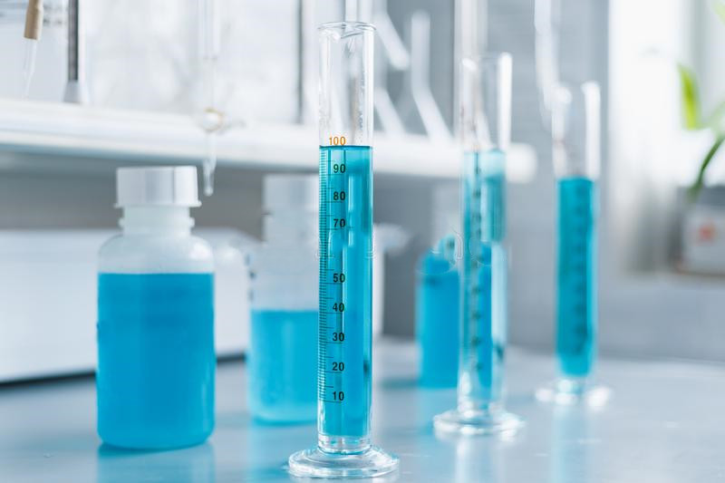 analysis-quality-liquids-chemical-laboratory-device-equipment-made-glass-blue-liquid-hands-scientist-close-ups-149089713_副本